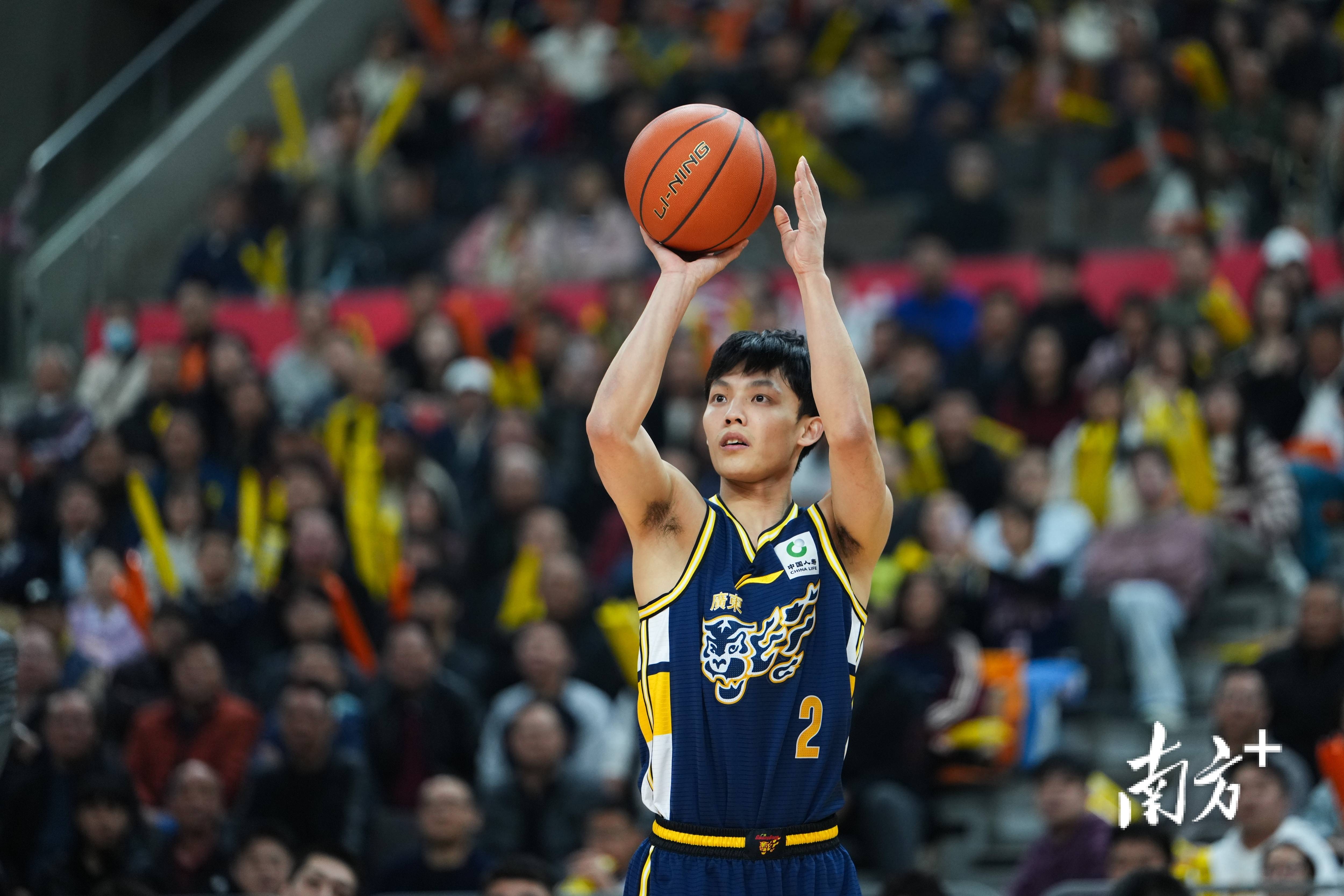 详细阅读:开云首页体验这也行?今晚广东宏远备战NBA总决赛赛后广州队调整名单以备CBA常规赛,迈阿密热火赛前更衣室发声的简单介绍 开云首页体验这也行?今晚广东宏远备战NBA总决赛赛后广州队调整名单以备CBA常规赛,迈阿密热火赛前更衣室发声的简单介绍